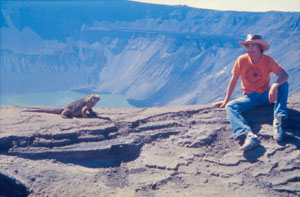 Photo of Richard Hey and an iguana.