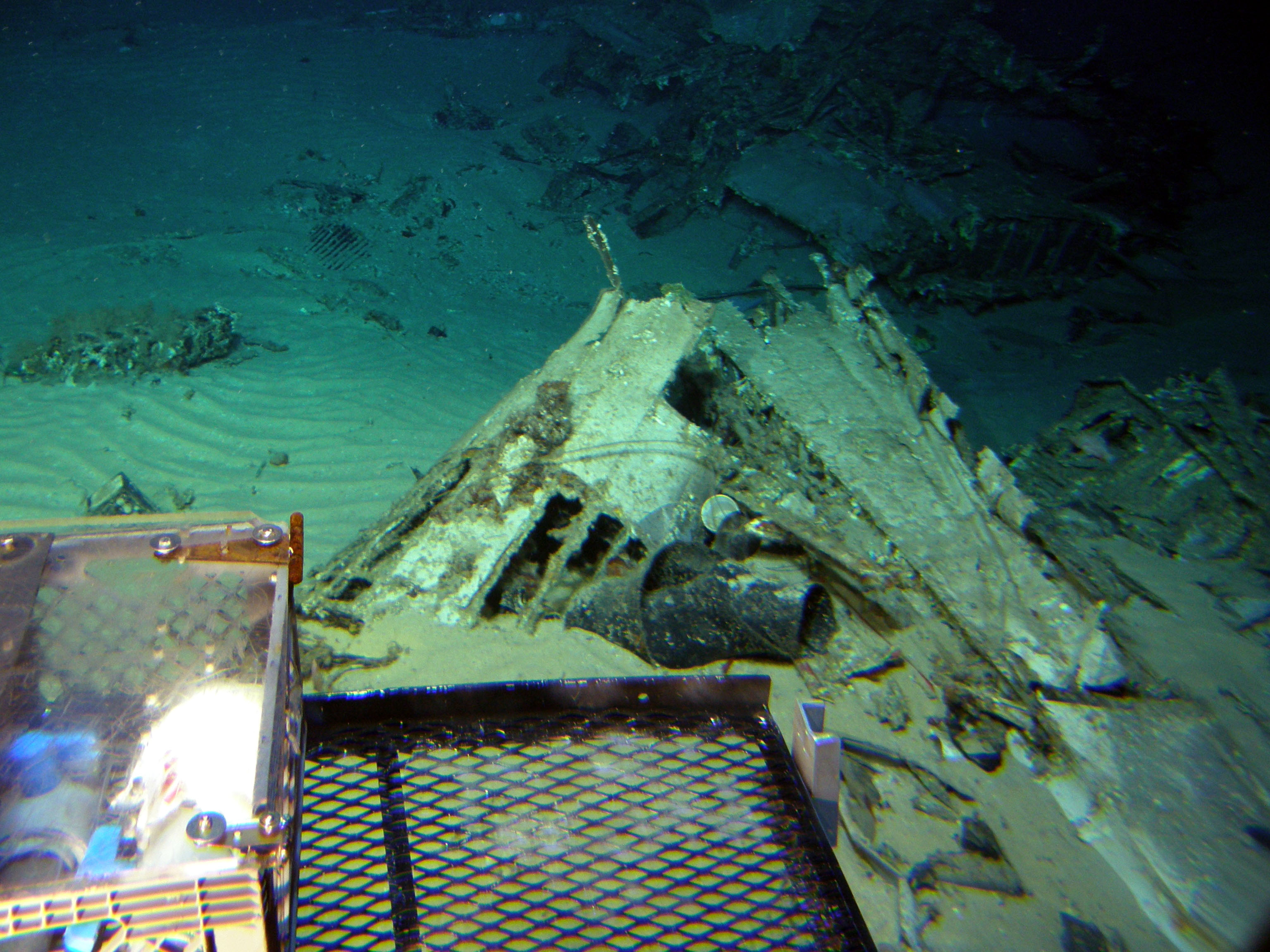 Survey: Engine, wing root and wreckage