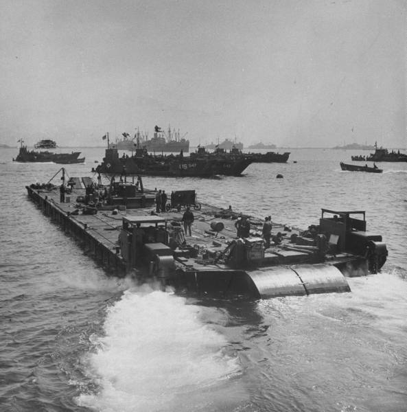 Historic photo: Navy Lighterage with propulsion