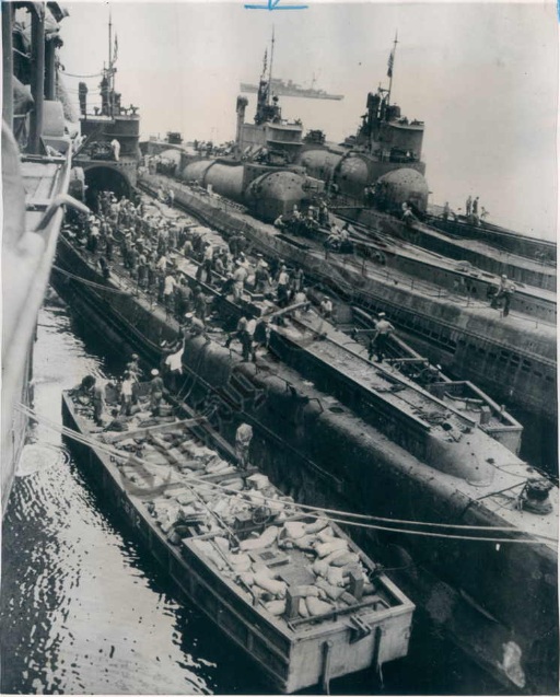 Historic photo: I-400 off load