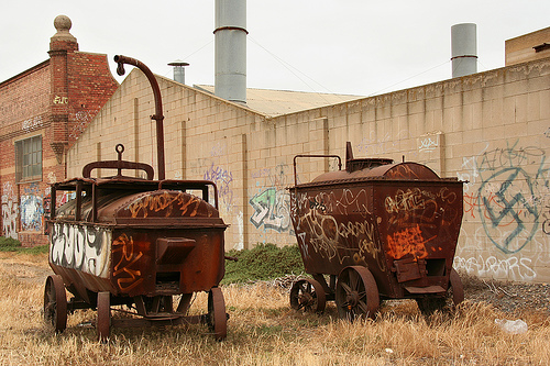 Historic photo: Tar boiler and sand cart