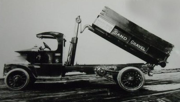 Historic photo: 1916 5.5t Mack AC dumper
