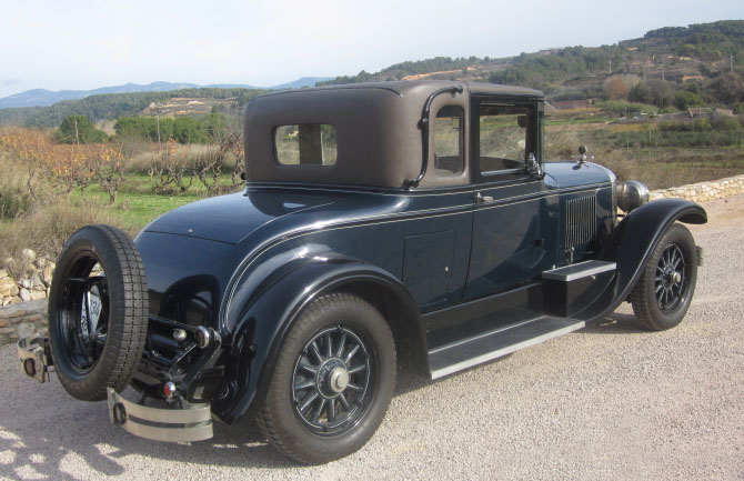 Historic photo: Cadillac 1926 coupe golfer rear