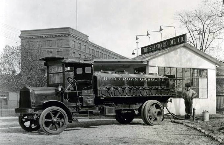 Historic photo: 1920s white standard