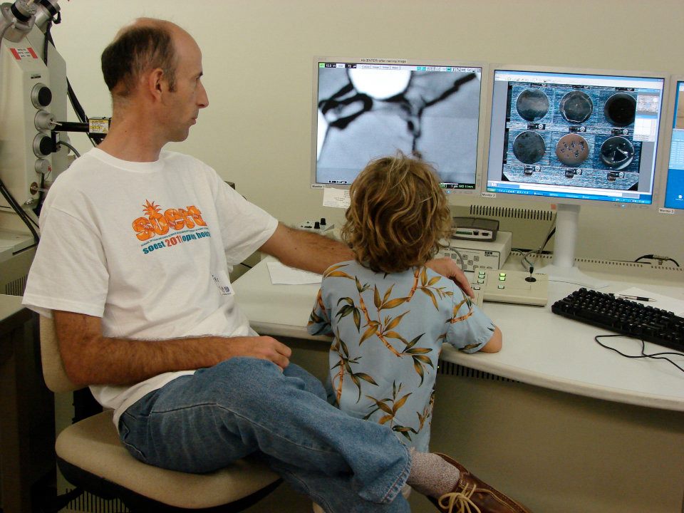 Picture of elementary school student visiting the electron microprobe lab