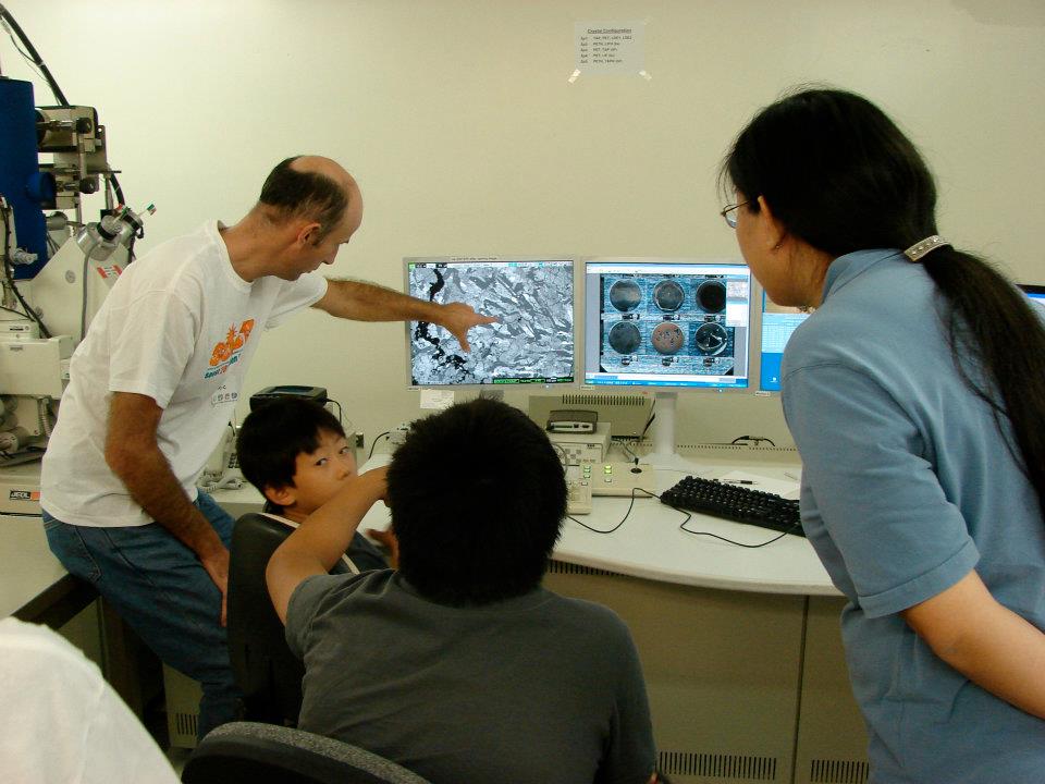 Picture of elementary school student and parents visiting the electron microprobe lab