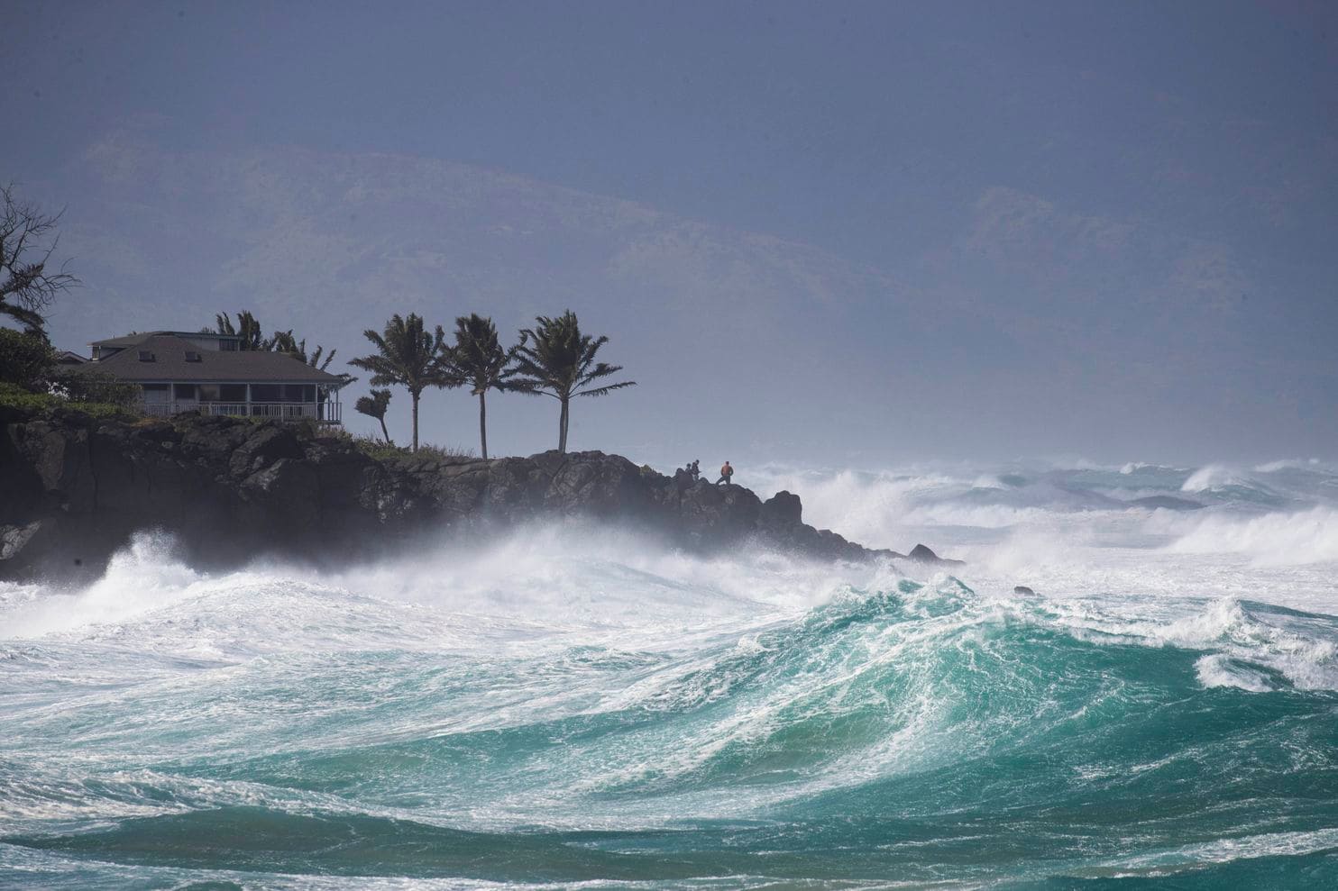 Rough surf hits O‘ahu's Waimea Bay