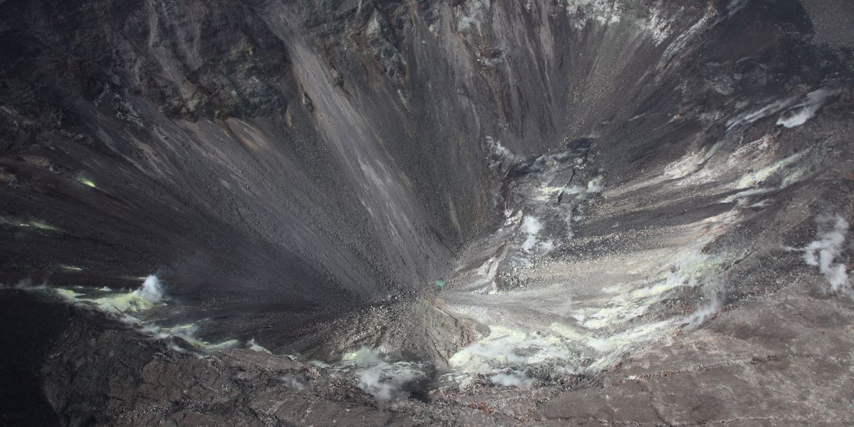 Image of a green pond in Halemaumau Crater