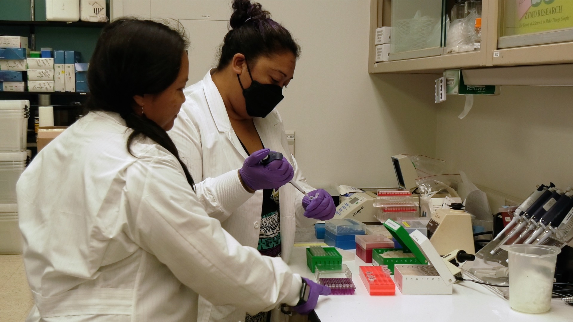 Rosie Alegado (l) and her student Ku'i Keliipuleole working in the lab..