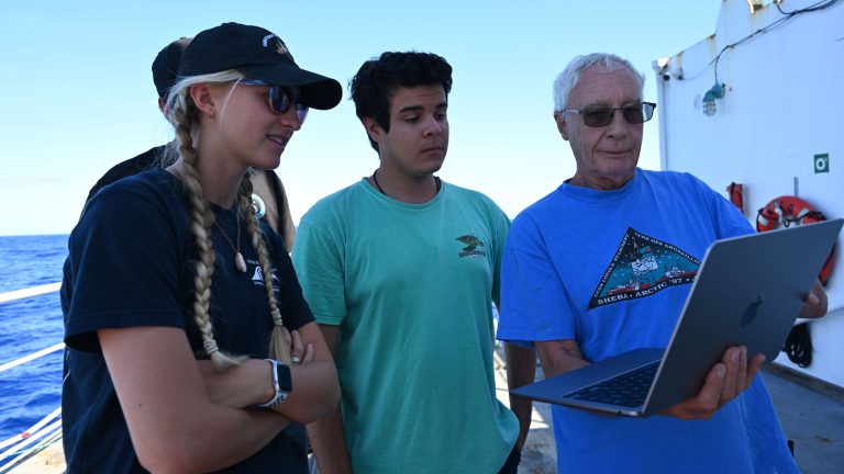 Two GES students (Tyra and Mattia) talk with oceanographer Chris Measures onboard the R/V Kilo Moana.